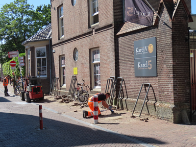 850131 Afbeelding van het verwijderen van fietsenrekken bij de ingang van Grand Hotel Karel V aan de Springweg te ...